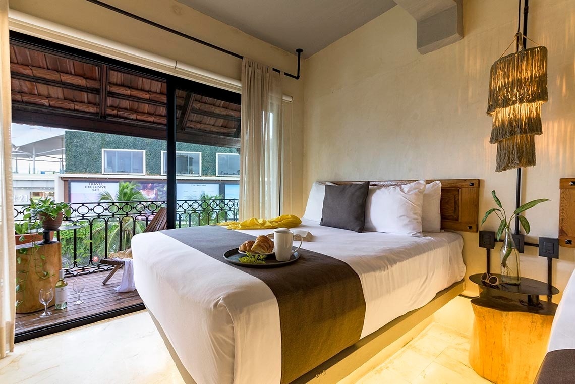 una cama en una habitación con una bandeja de comida encima