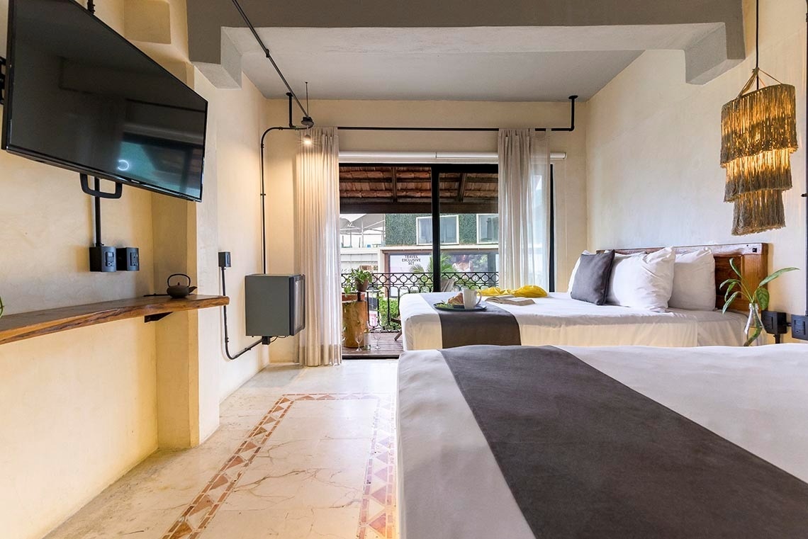 una habitación de hotel con dos camas y una televisión