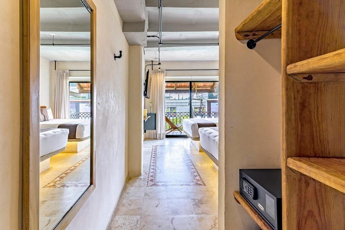 una habitación de hotel con dos camas y una caja fuerte