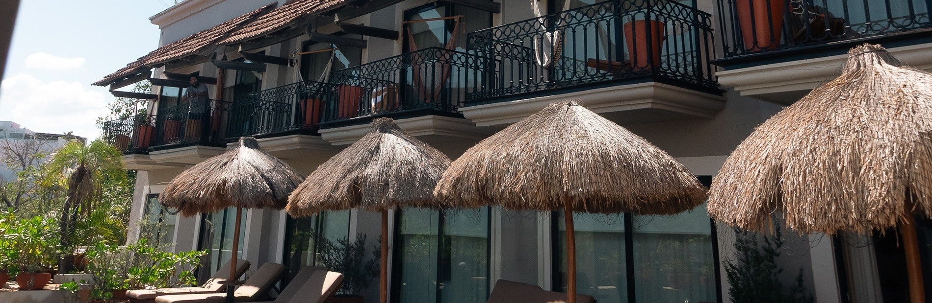 una habitación con una cama y una puerta de vidrio que conduce a un balcón