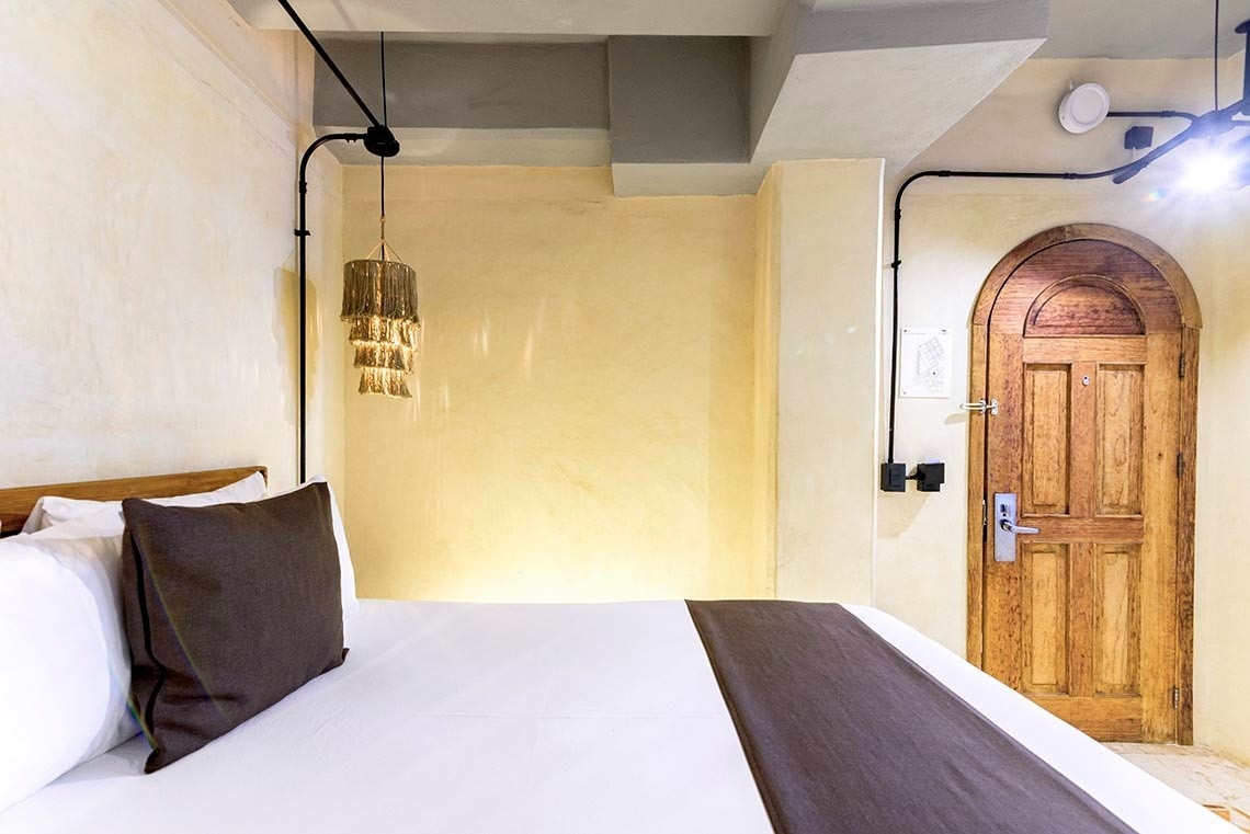 una habitación con una cama y una puerta de madera