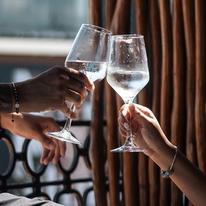 una mujer toma una foto de un hombre y una mujer