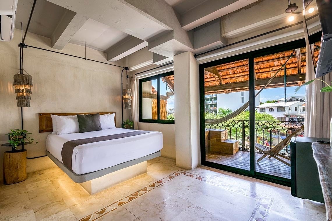 una habitación de hotel con dos camas y una televisión