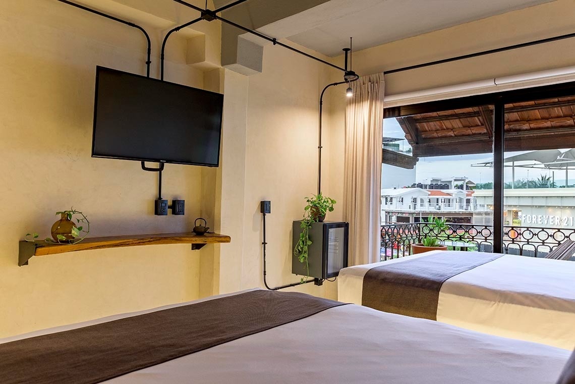 una habitación de hotel con dos camas y una televisión