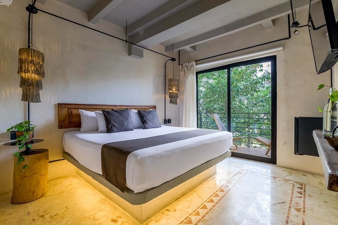 una habitación de hotel con dos camas y una televisión