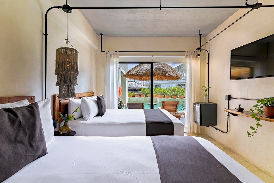 una habitación con dos camas y una televisión