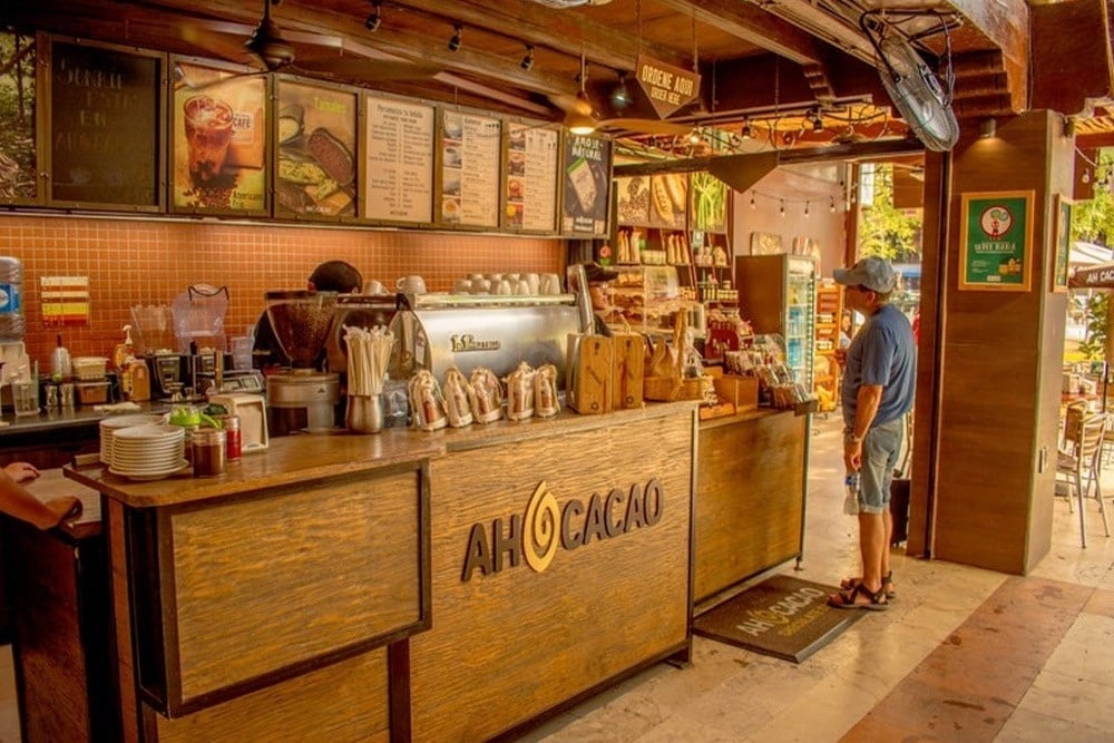 dos mujeres bucean en el océano con trajes de neopreno y máscaras