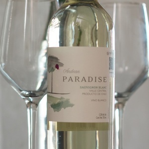 un restaurante con mesas y sillas y una farmacia en el fondo