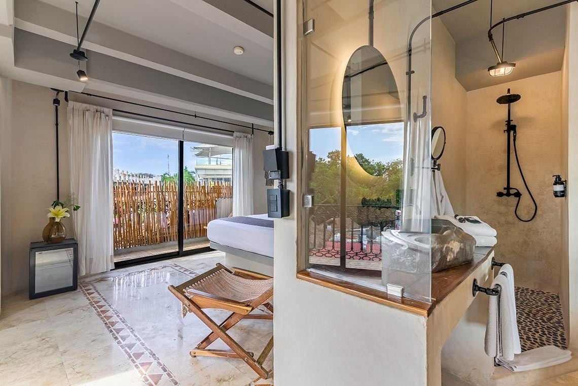 una habitación de hotel con una cama y un baño