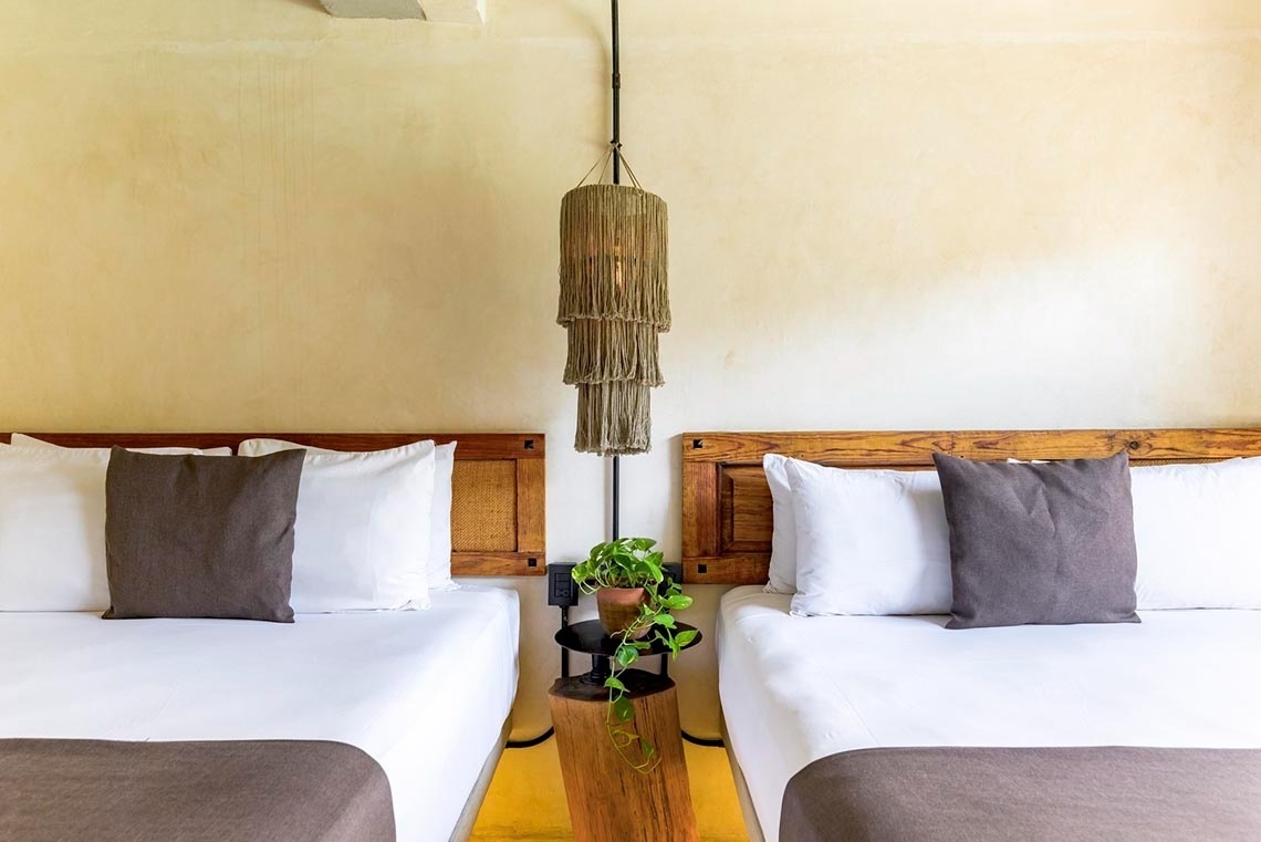 dos camas y una lámpara en una habitación de hotel