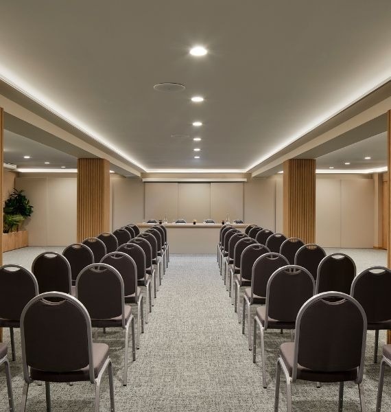 une table de conférence avec des dossiers et des bouteilles d' eau