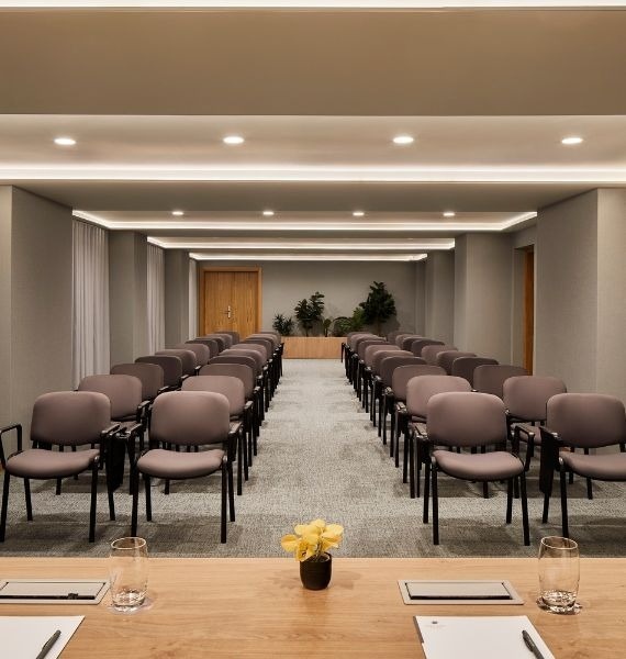 une salle de conférence avec des chaises et une table