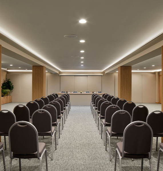 uma sala de conferências com mesas e cadeiras