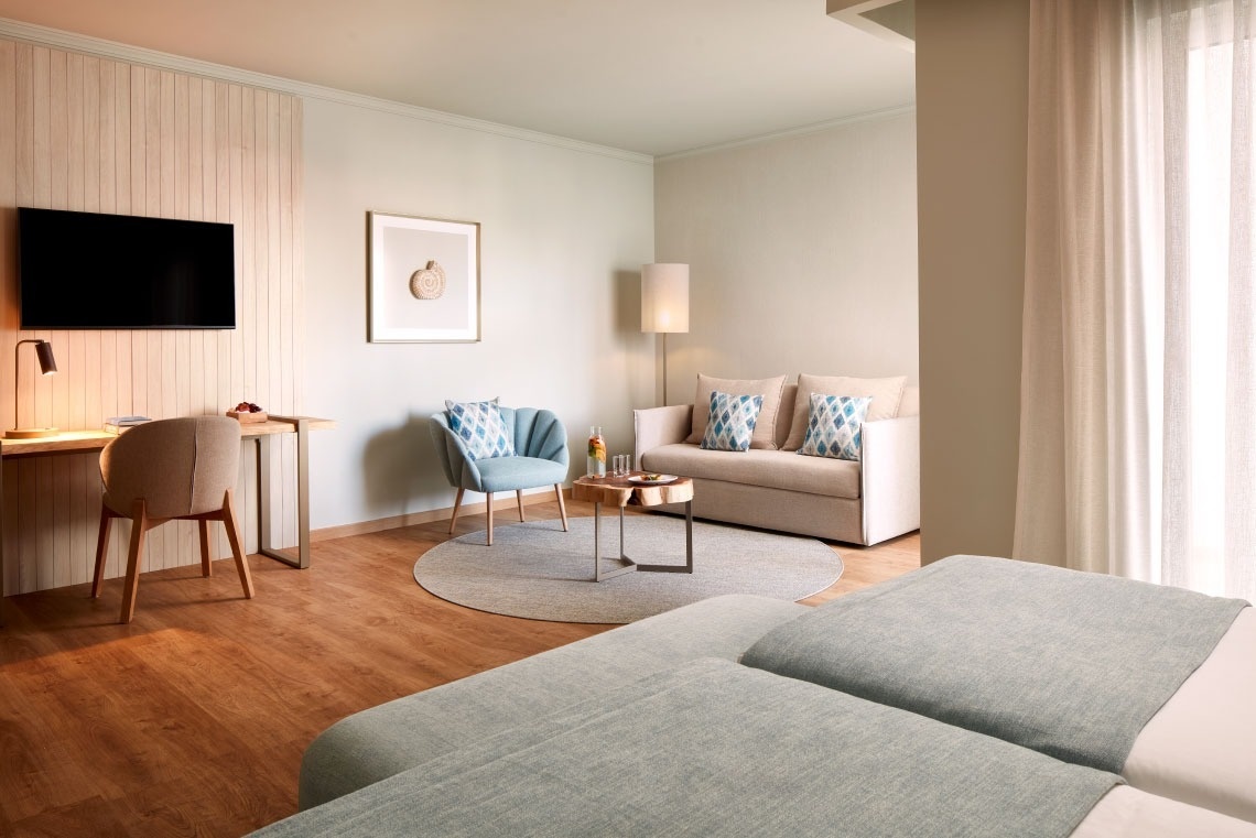 une chambre d' hôtel avec un canapé et une chaise