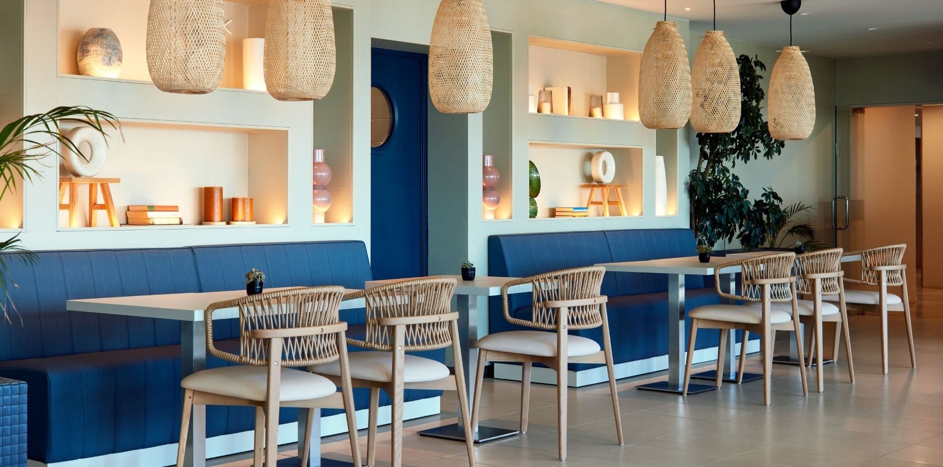 une salle à manger avec des chaises et des tables bleues