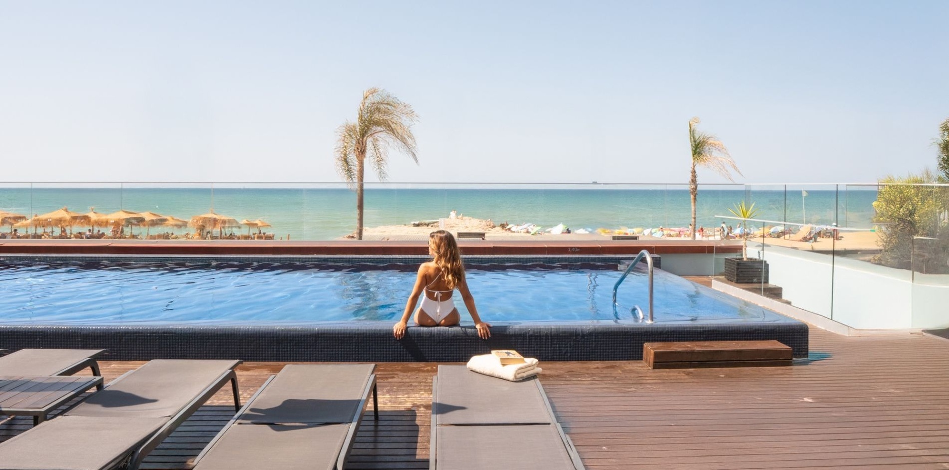 uma mulher está em uma varanda com vista para o oceano