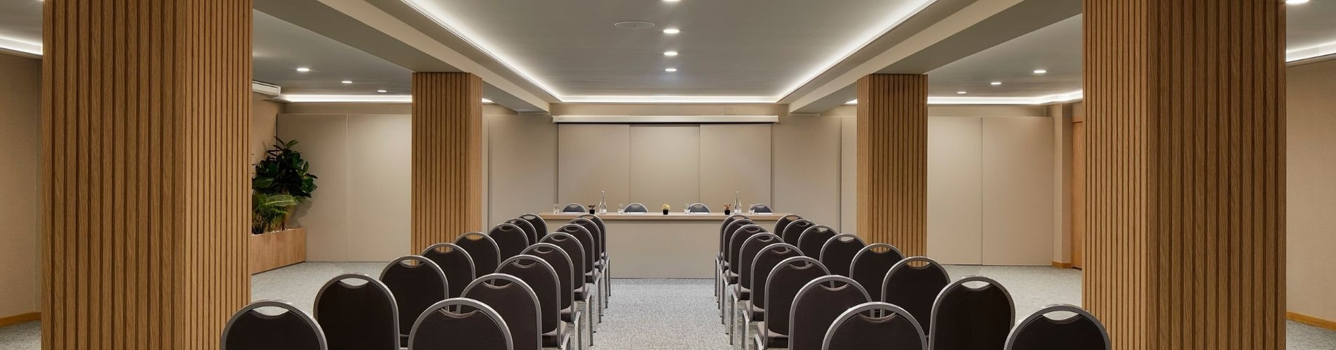 un livre blanc avec le nom dom jose beach hotel écrit dessus