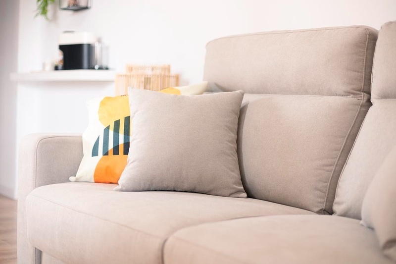 una habitación de hotel con dos camas y un sofá