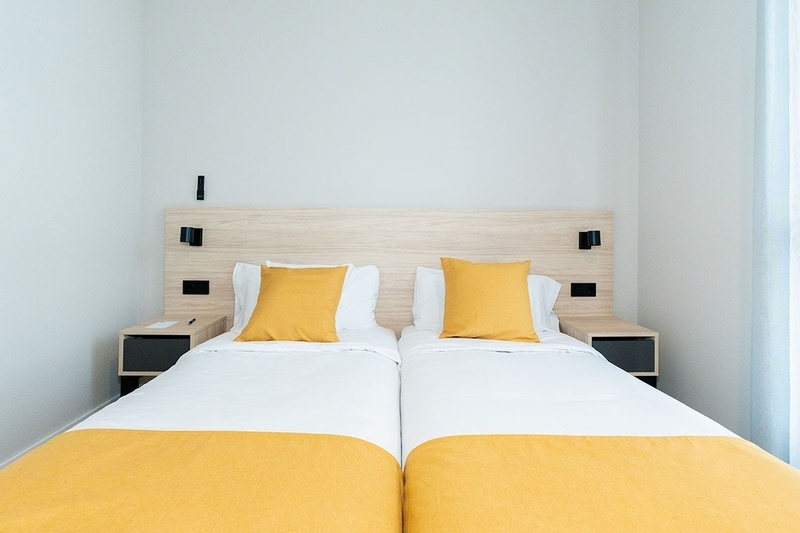 una habitación de hotel con dos camas y un sofá