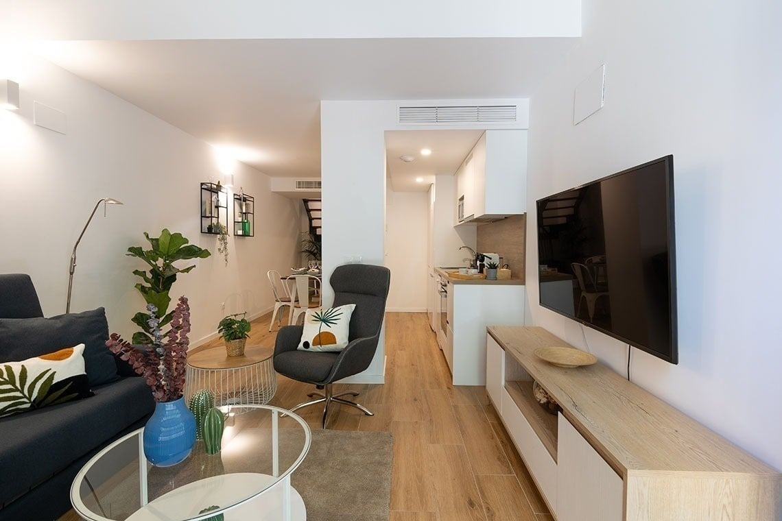 una habitación con un sofá y una mesa de comedor