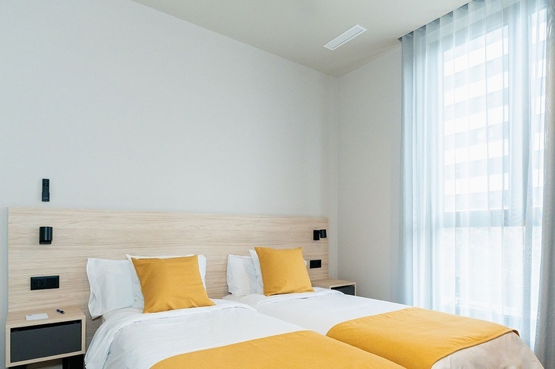 una habitación de hotel con dos camas y un sofá