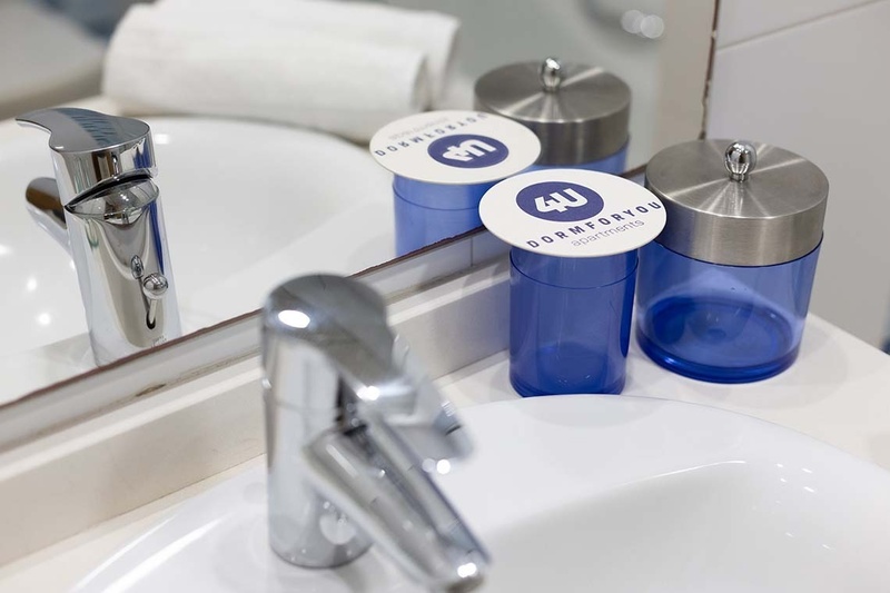 una cama con dos almohadas blancas y una cabecera de madera