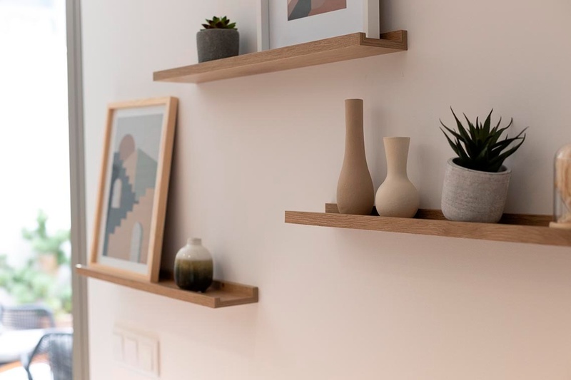 una cama con sábanas blancas y almohadas blancas