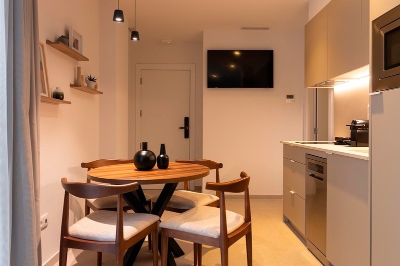 una cama con sábanas blancas y almohadas blancas