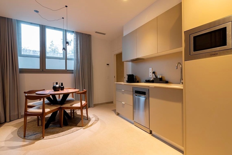 una cama con sábanas blancas y almohadas blancas