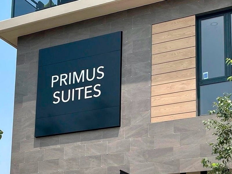 un edificio con un cartel que dice primus suites