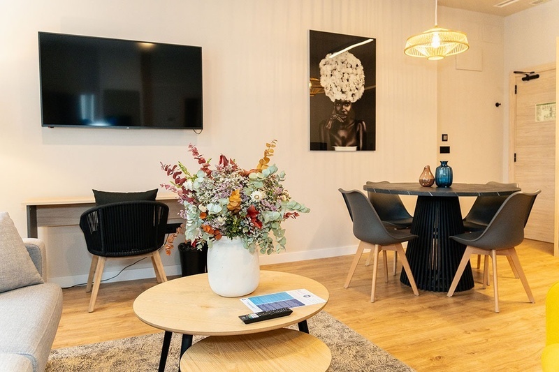 una habitación de hotel con dos camas y un sofá