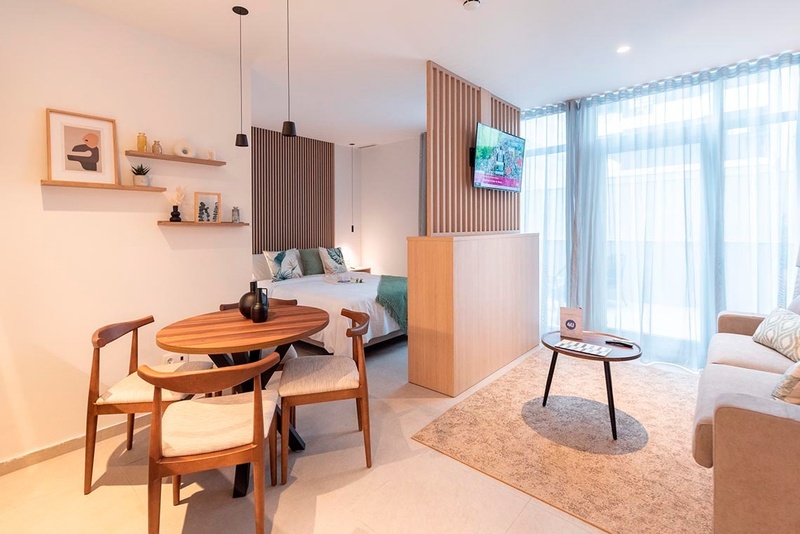 una cama con sábanas blancas y almohadas blancas