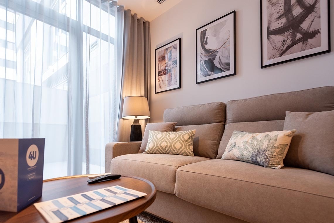 una sala de estar con un sofá y una tarjeta que dice 4u