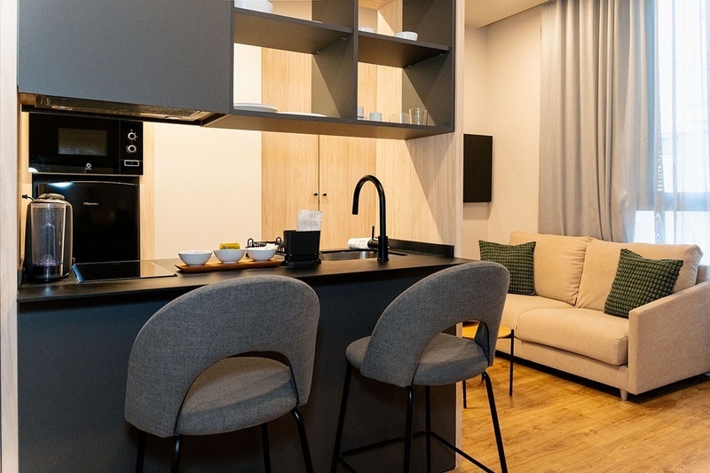 una cama con dos almohadas blancas y una cabecera de madera