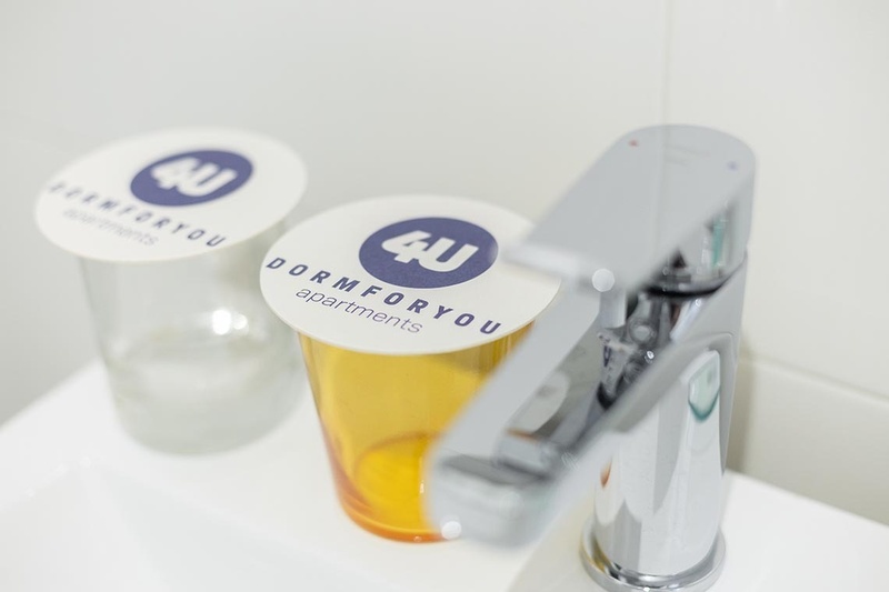 una cama con dos almohadas blancas y una cabecera de madera