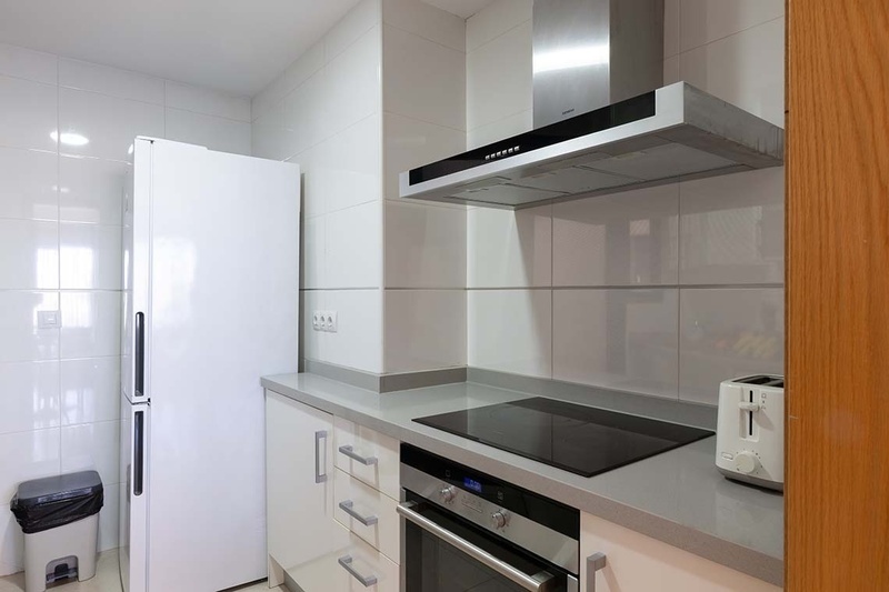 una cama con dos almohadas blancas y una cabecera de madera