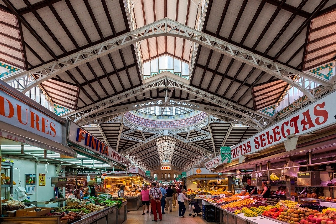 a market with a sign that says frutas selectas