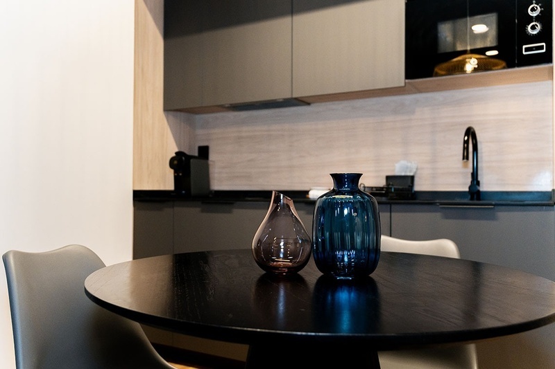 una habitación con una cama y un árbol en la pared