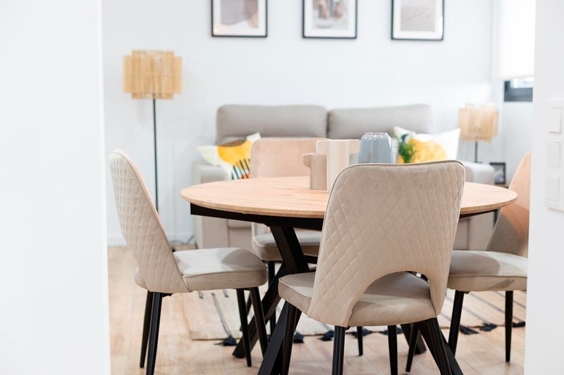 una cama con sábanas blancas y almohadas blancas