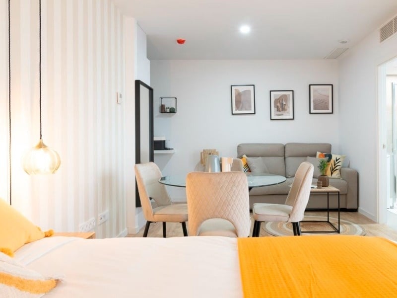 una habitación con un sofá y una mesa de comedor