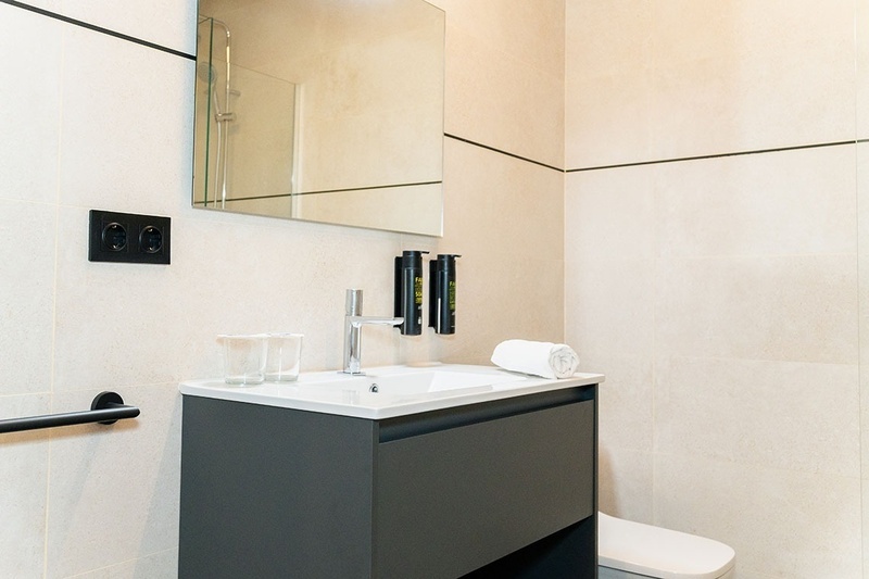 una habitación de hotel con dos camas y un sofá