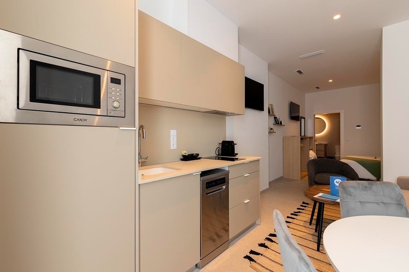 una cama con sábanas blancas y almohadas blancas