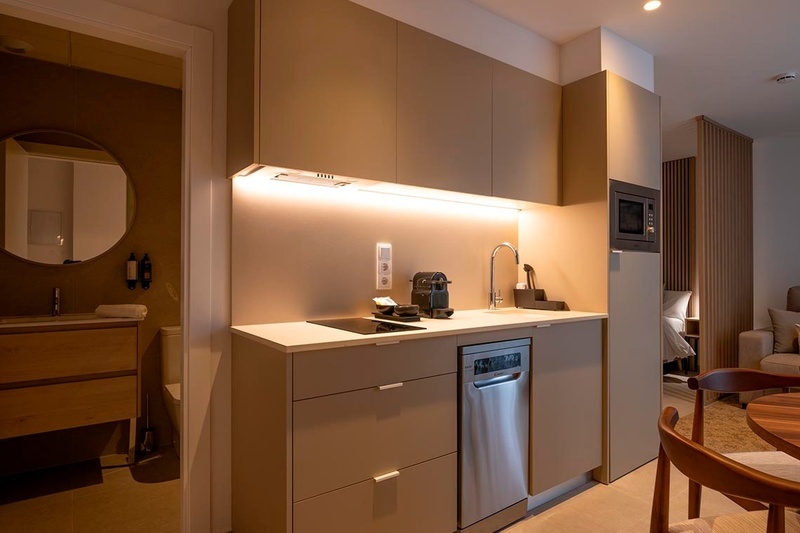 una cama con sábanas blancas y almohadas blancas