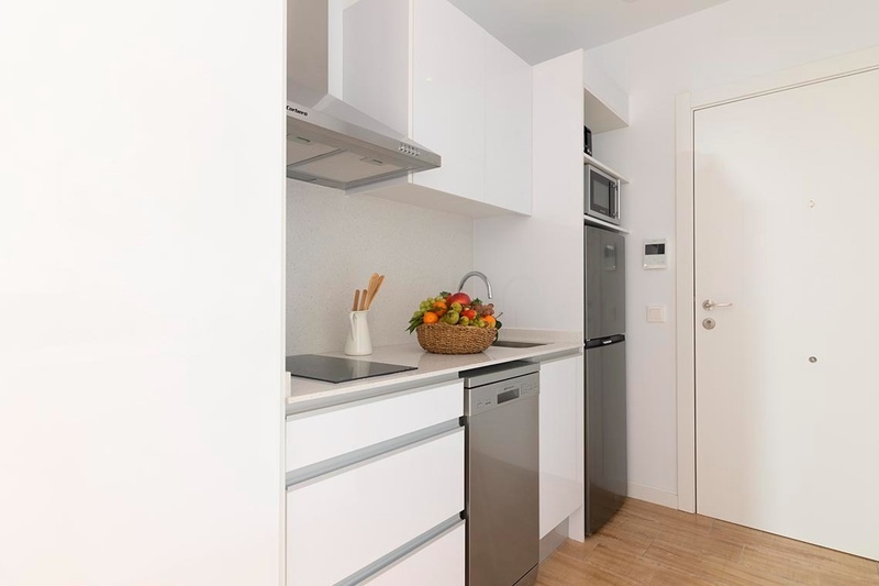 una habitación de hotel con dos camas y un sofá