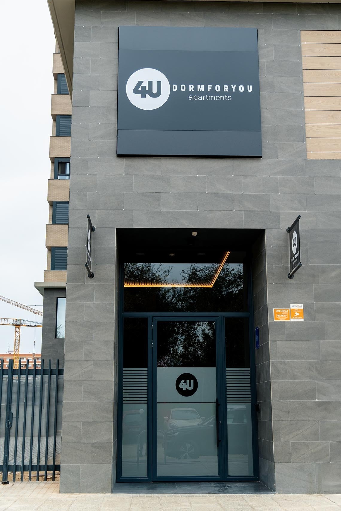 un edificio con una puerta y un letrero que dice 