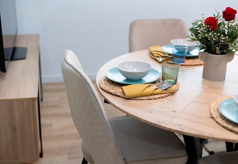 una cama con sábanas blancas y almohadas blancas