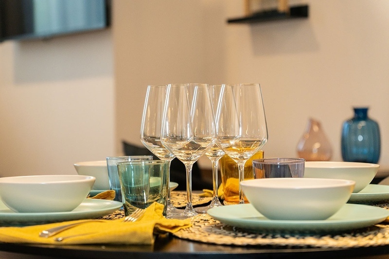 una habitación de hotel con dos camas y un sofá