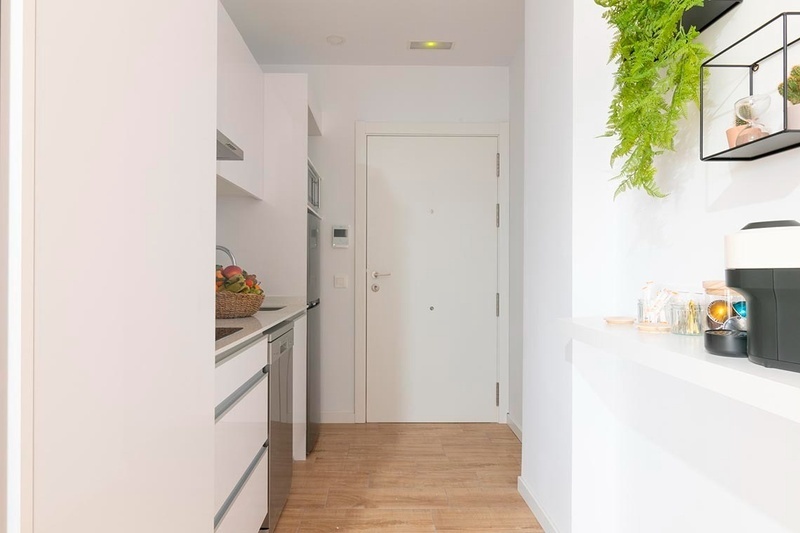 una habitación de hotel con dos camas y un sofá