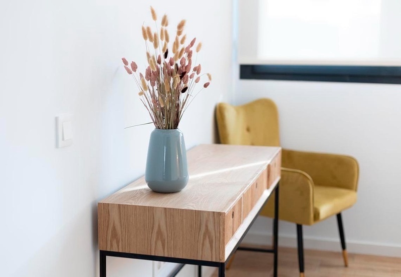 una cama con sábanas blancas y almohadas blancas