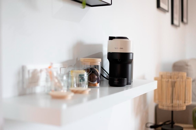 una habitación de hotel con dos camas y un sofá